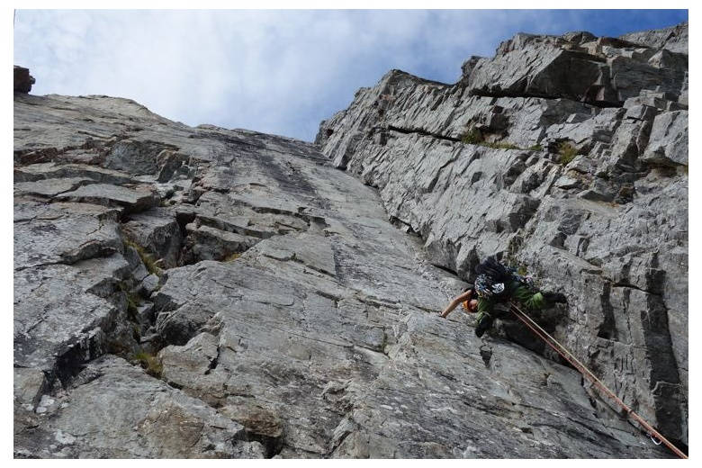 escaladeur qui progresse à un très attractif dièdre aux alpes français